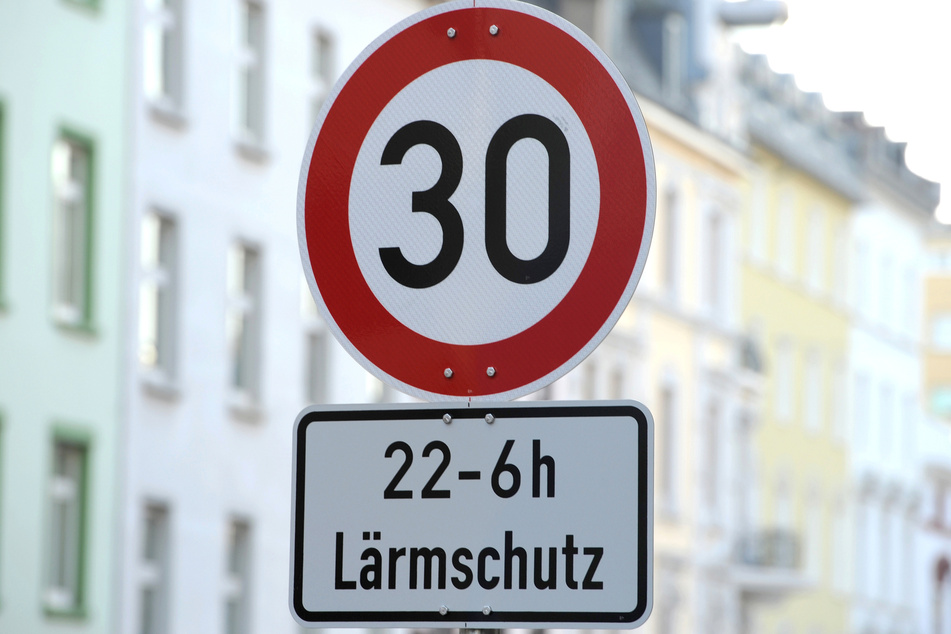 Tempo 30 soll auf den betroffenen Straßenabschnitten nur in der Nacht gelten. (Symbolbild)