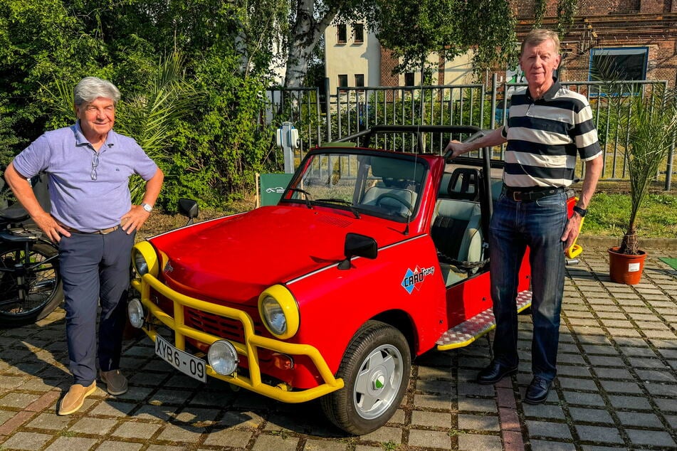 Die Rallye-Legenden Walter Röhrl (77) und Christian Geistdörfer (71) vor einem seltenen Trabant Caro Tramp beim Museums-Sommerfest.