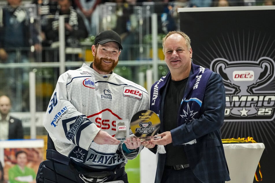 Aus den Birken (l.) stieg am 29. April 2025 mit den Dresdner Eislöwen in die DEL auf und wurde als "MVP" der Playoffs ausgezeichnet.