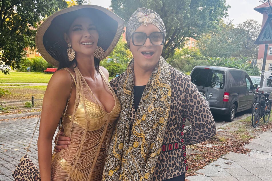 A ambas celebridades de la televisión, Micaela Schäfer (41) y Julian F.M. Stöckel (38), les une una amistad de muchos años.