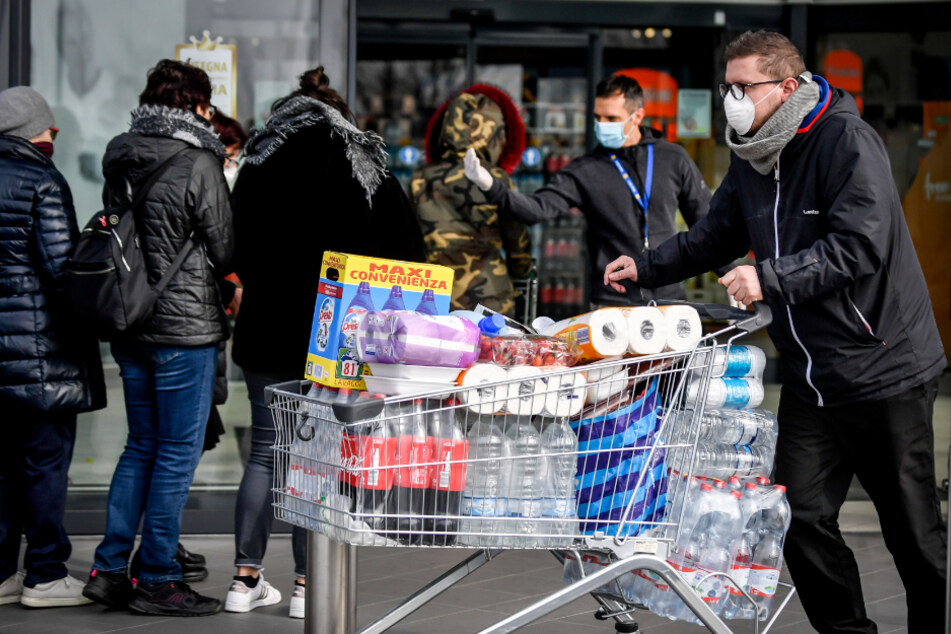 Corona-Panik: 50 Packungen Mehl auf einmal! Hamsterkauf in Supermarkt führt zu Rauferei