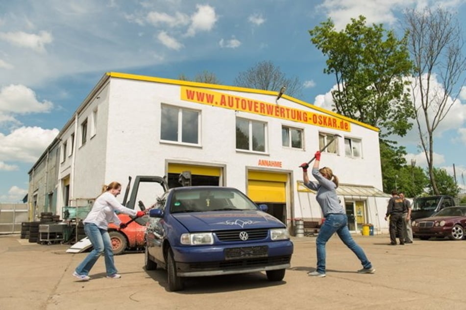 Einfach mal Frust ablassen beim "Autozertrümmern"! Auch dieses Angebot vermittelt die "Erlebnisfabrik".