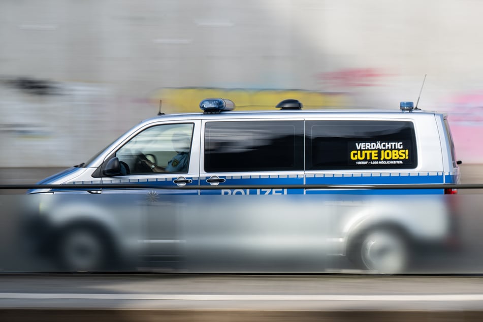 Die Dresdner Polizei fahndet nach einem Räuber und hofft auf Zeugenhinweise. (Symbolbild)