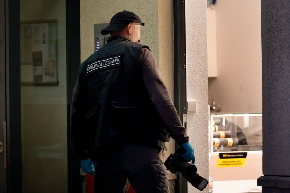 Die Polizei sicherte am Dienstagabend Spuren nach dem Überfall.