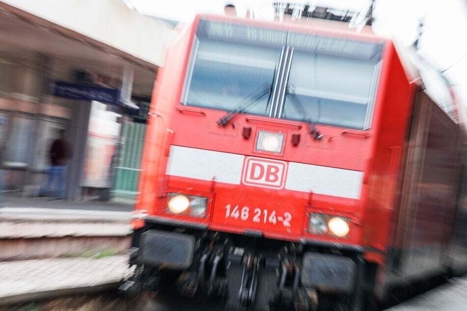 Ein Lokführer und ein Zugbegleiter haben in der Donnerstagnacht mögliche Schüsse auf eine Lokomotive gemeldet. (Symbolbild)