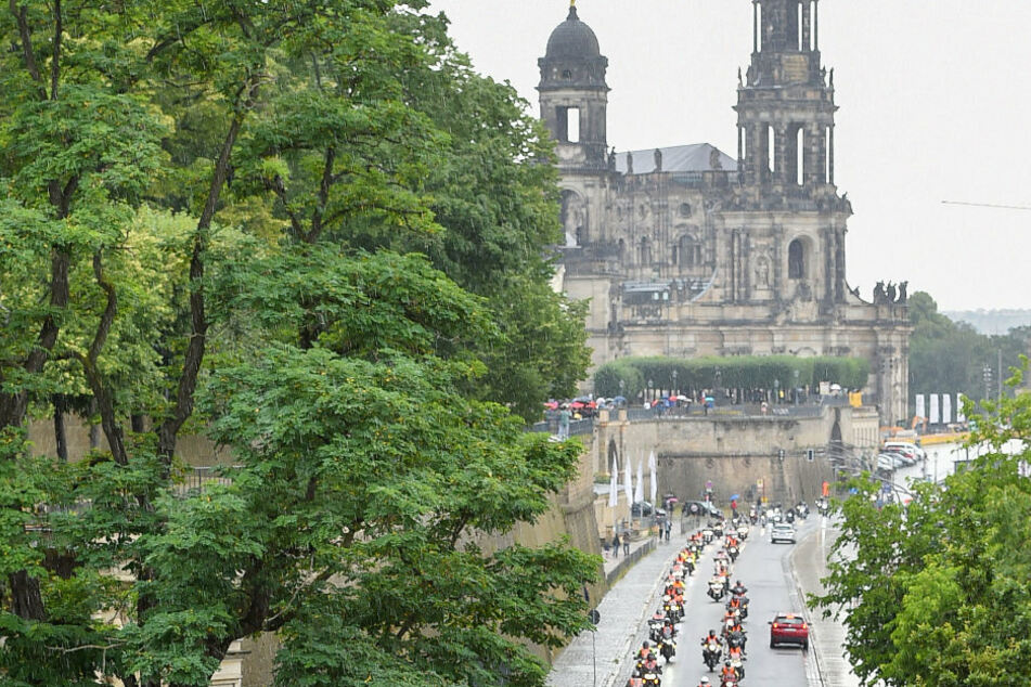 Die rollende Biker-Demo gegen drohendes Fahrverbot an Sonn- und Feiertagen fuhr auch am Terassenufer entlang.