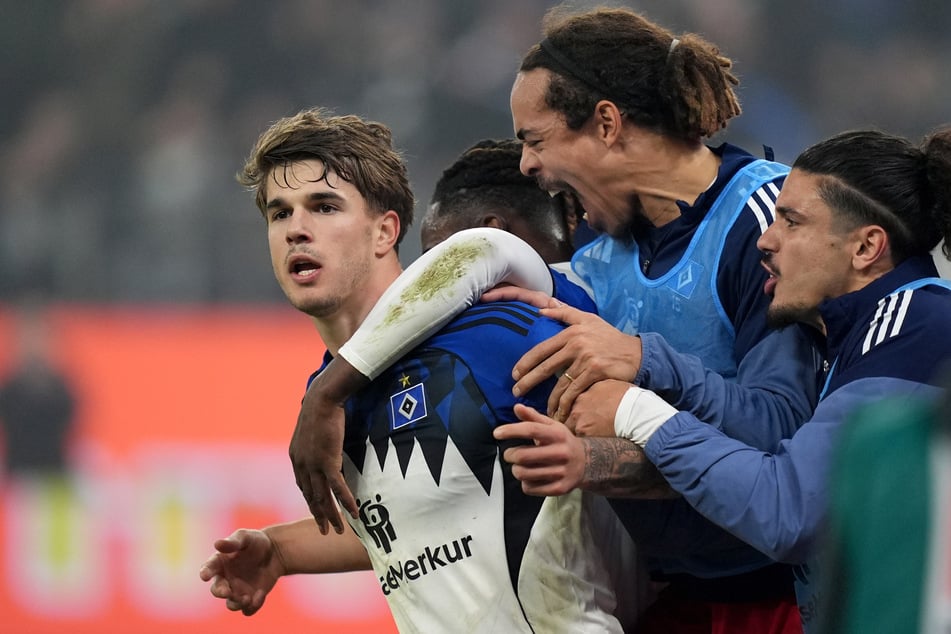 Hier noch im Aufwärmdress, sollte Yussuf Poulsen (M.) wenige Minuten später den Volkspark zum Explodieren bringen.