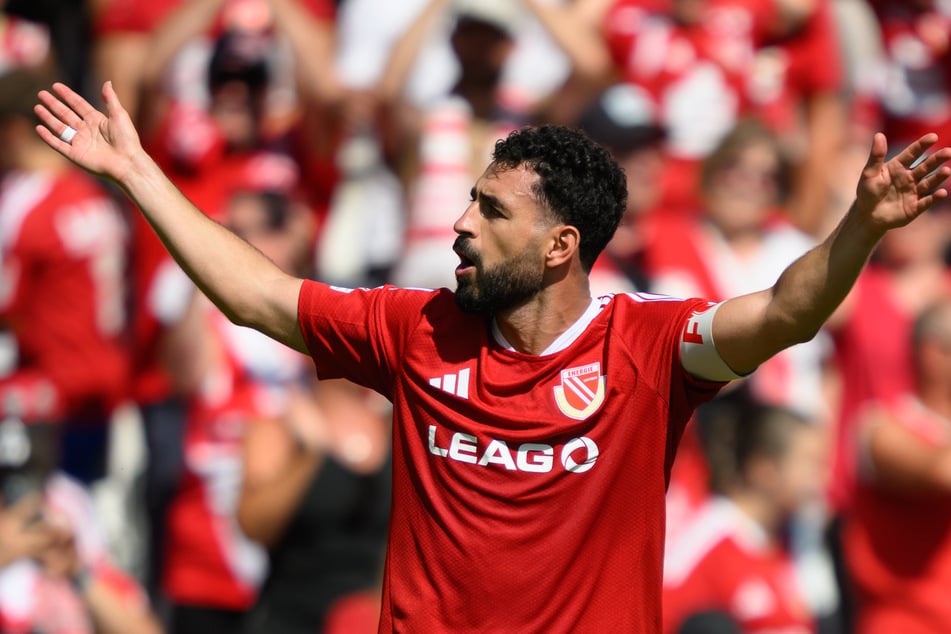 Tolcay Cigerci holt sich den verdienten Applaus der Fans ab.