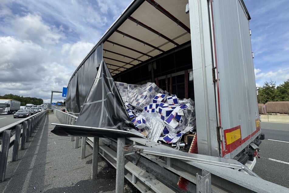 Der Lkw kam an einer Leitplanke zum Stehen.