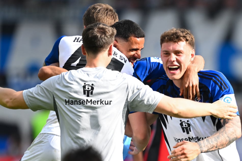 HSV-Profi Nicolai Remberg (25, r.) stellte das ein oder andere Kaltgetränk in Aussicht.