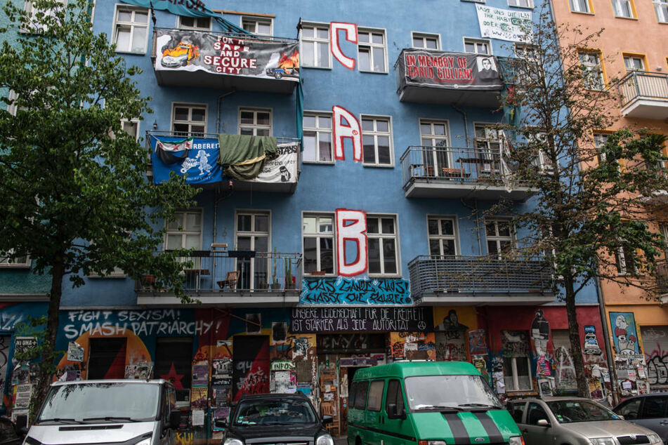Der Stein des Anstoßes: Das besetzte Haus in der Rigaer Straße 94 in Berlin-Friedrichshain mit der Linksautonomen-Kneipe "Kadterschmiede.