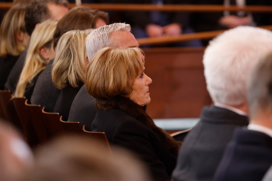 Ingeborg Schäuble (80), Witwe von Wolfgang Schäuble, lauscht den Rednern der Trauerfeier.