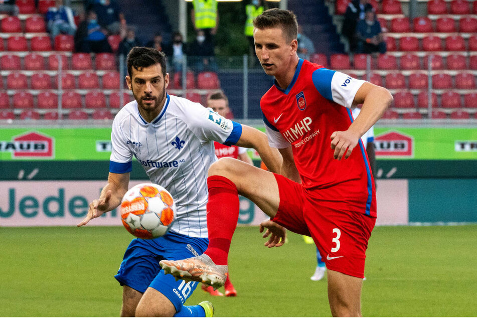 In der 26. Minute hatte Darmstadts Luca Pfeiffer (l.) das 1:0 für die Lilien auf dem Fuß.