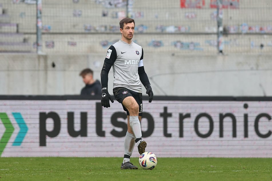 Martin Männel (38) wurde die Kapitänsbinde abgenommen.