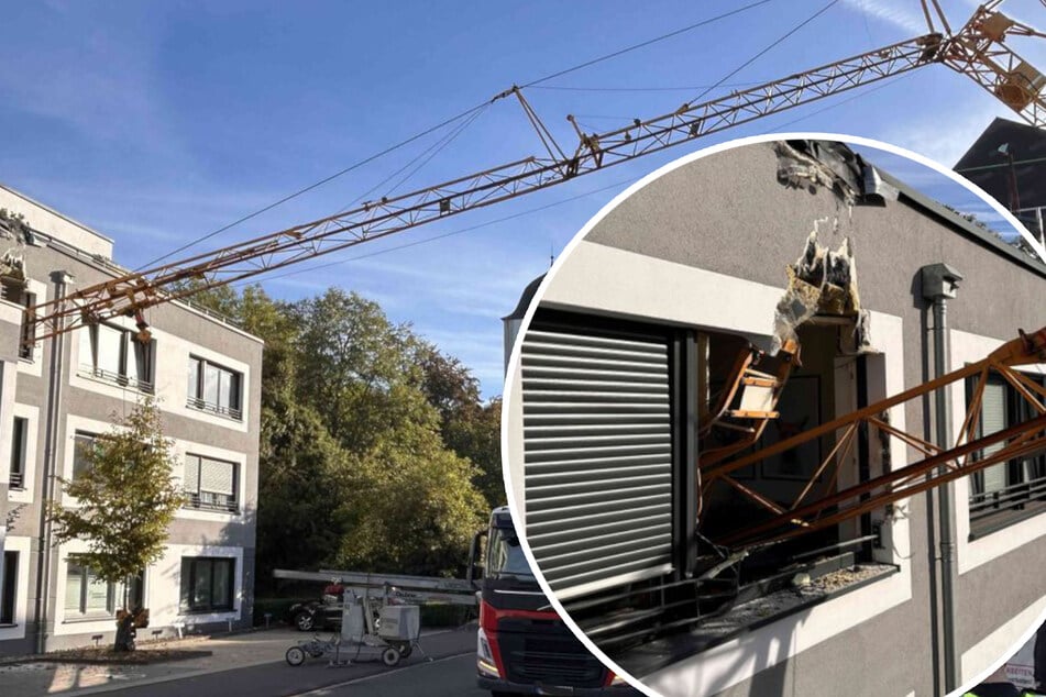 Unfall auf Baustelle: Kran kracht in Wohnhaus - zwei Menschen verletzt
