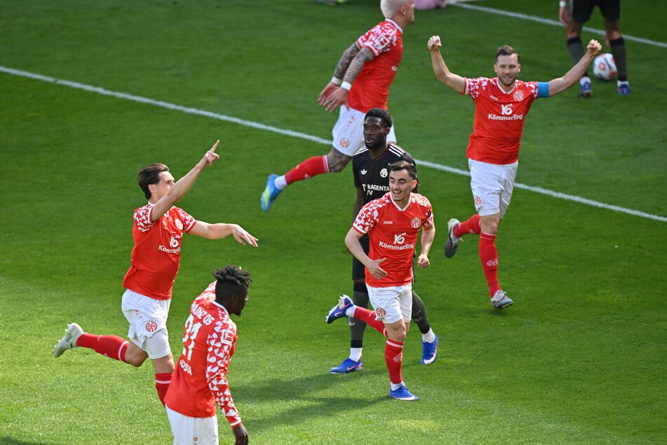 Die Spieler des 1. FSV Mainz 05 bejubeln das 1:0 gegen den FC Bayern München.