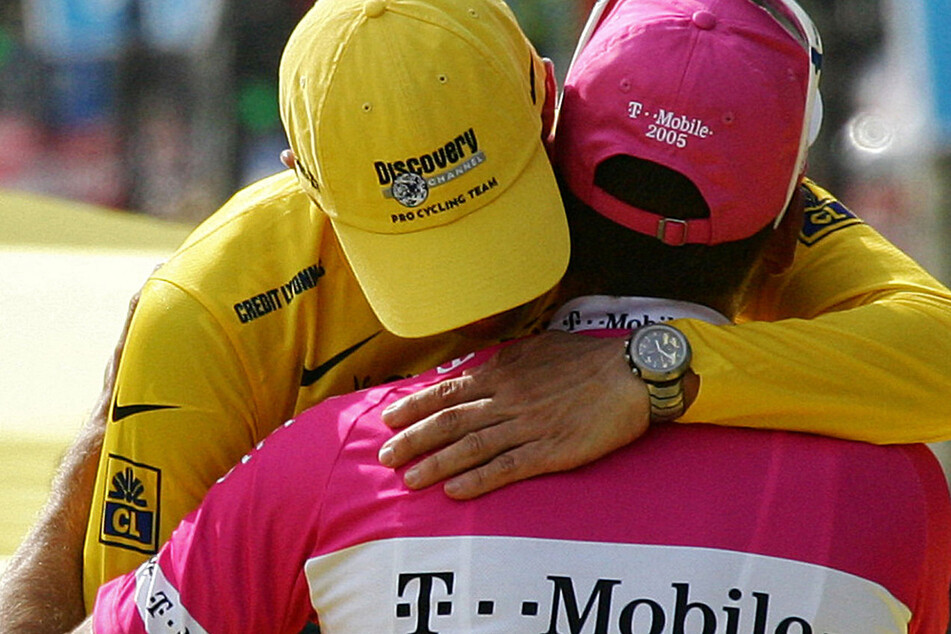 Lance Armstrong (52, in Gelb) und Jan Ullrich waren schärfste Rivalen. Nun sind sie sehr gute Freunde. (Archivbild)