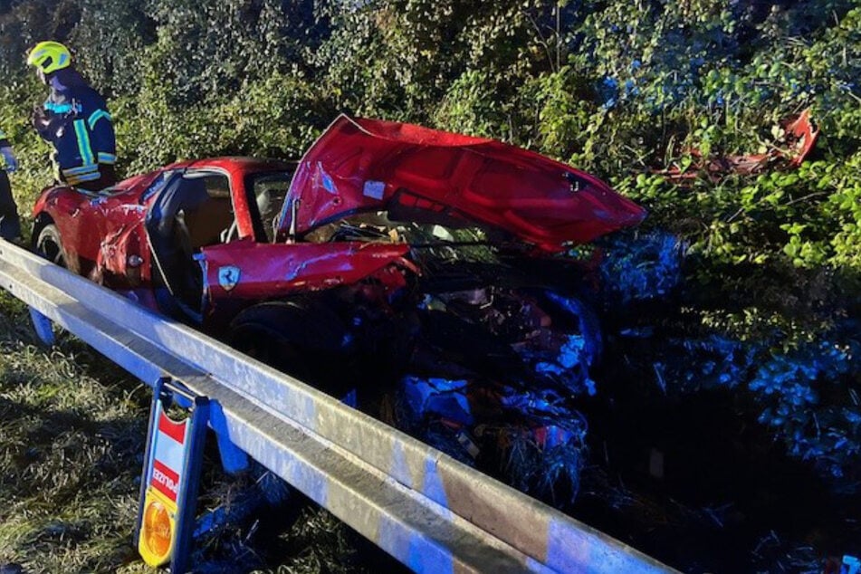 Der Ferrari hat sich mehrfach überschlagen und ist hinter der A2-Leitplanke gelandet.