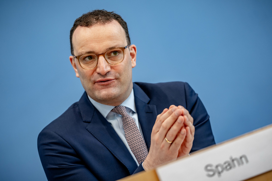 Jens Spahn (40, CDU), Bundesminister für Gesundheit, verspricht bald noch mehr tägliche Impfungen.