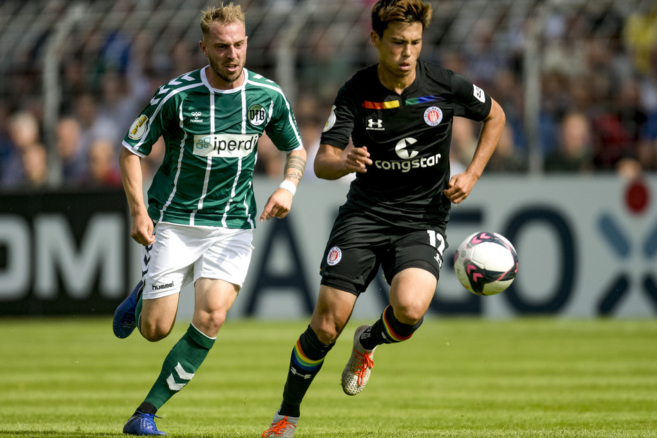 Ds war noch vor Corona: Lübecks Marvin Thiel (l) und St. Paulis Ryo Miyaichi kämpfen im August 2019 in der ersten Runde des DFB-Pokals um den Ball.