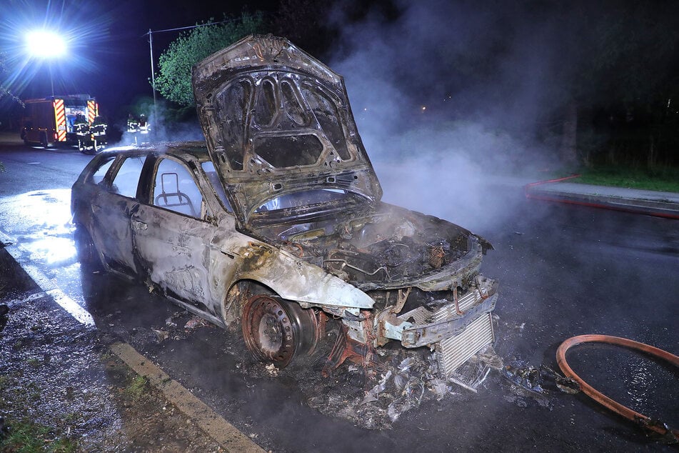 Beim Eintreffen der Feuerwehr stand das Auto bereits in Vollbrand.