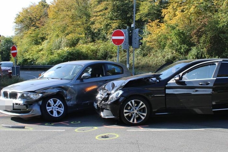 Die Mercedes C-Klasse prallte gegen die Fahrerseite des silbernen BMW. Beide Fahrer wurden leicht verletzt.