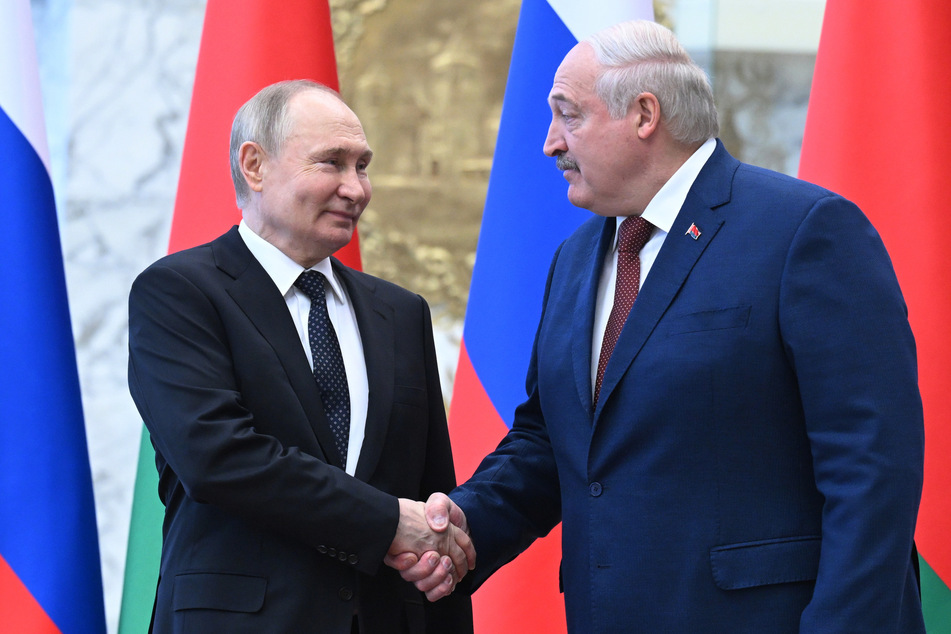 Auf seiner zweiten Auslandsreise traf sich Russlands Machthaber Wladimir Putin (71, l.) mit dem belarussischen Präsidenten Alexander Lukaschenko (69).