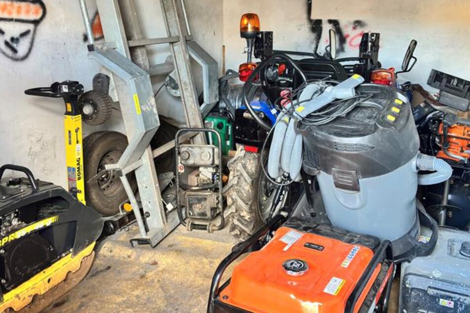 Die Polizei veröffentlichte Bilder aus den Garagen.