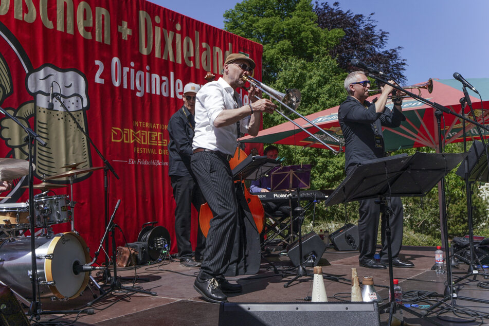 Posaunist Micha Winkler (50) und seine Band jazzen am Afrikahaus.