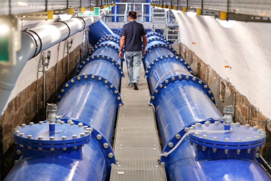 Ein Mann geht durch den Grundablassschacht mit den Leitungen von der Talsperre Klingenberg zum dazugehörigen Wasserwerk.