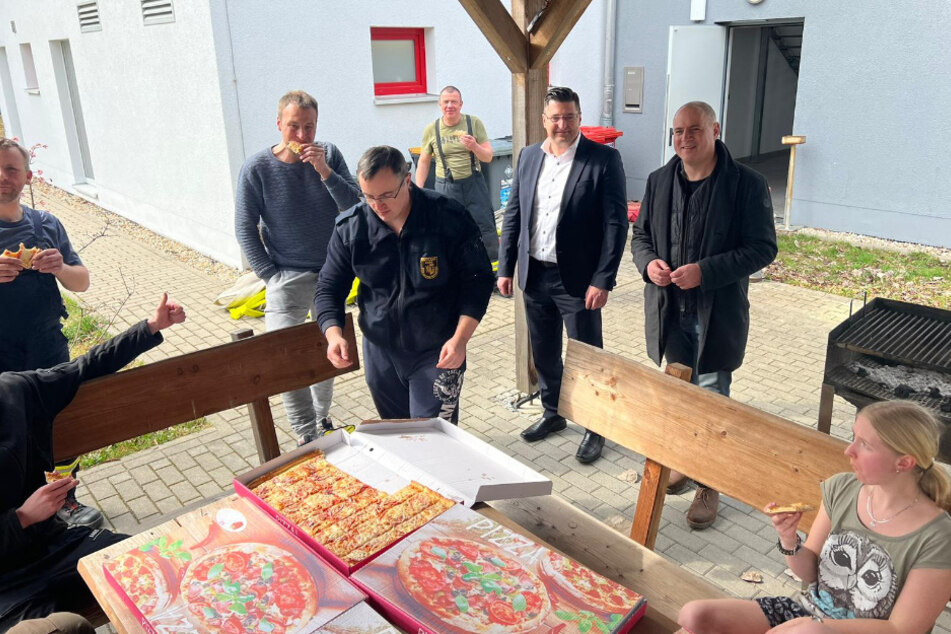 Pizza für die Helfer spendierten Landrat Thomas Hennig (45, CDU, 2.v.r.) und Bürgermeister Jörg Kerber (51, parteilos, r.).