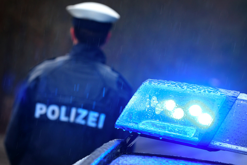 Die Polizei verfolgte die große Blutspur und traf auf die Vandalin. (Symbolbild)