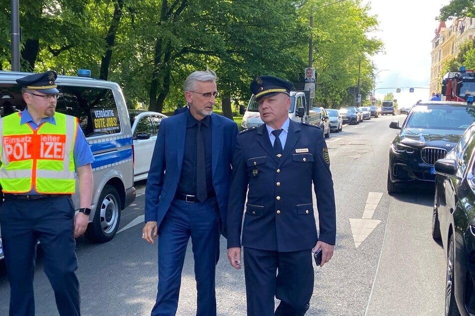 Sachsens Innenminister Armin Schuster ist an der Unglücksstelle angekommen. Hier gemeinsam mit Kriminaldirektor Raik Schulze (r.).