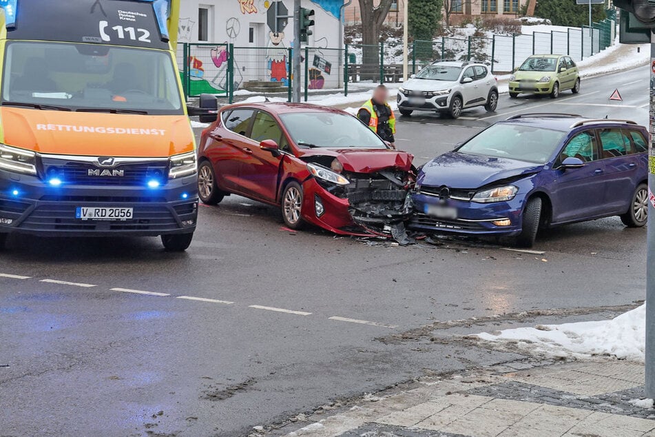 In Glauchau krachten am Montagmorgen ein VW und ein Ford zusammen.