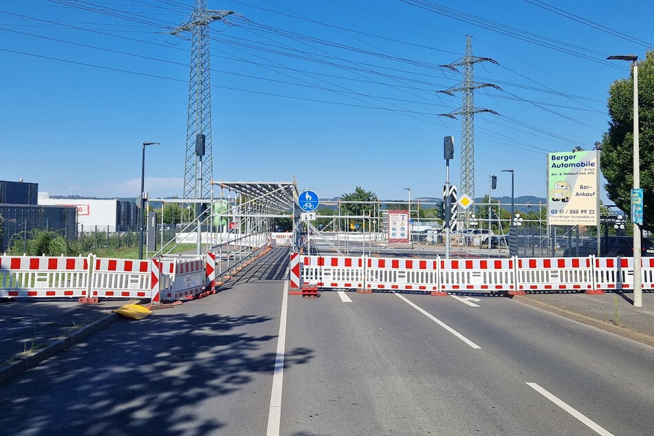Für Fußgänger und Radfahrer wurde ein Tunnel gebaut, damit der Bereich weiterhin passierbar bleibt.