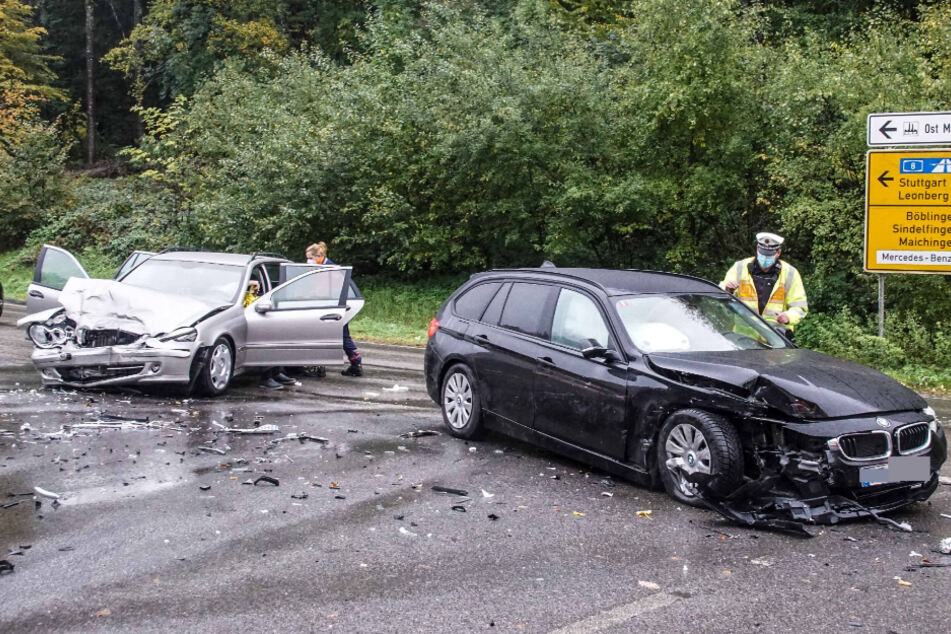 Auf dem Bild sind die beschädigten Autos zu sehen.