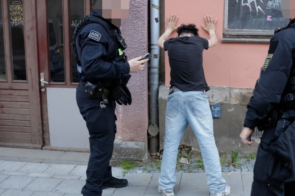 Chemnitz: Teenager in Chemnitz verprügelt! Polizei schnappt Raub-Duo: Einer landet vor dem Haftrichter