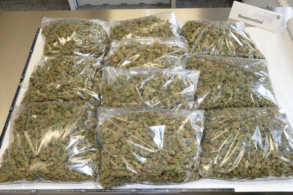 Die Beamten entdeckten im Kofferraum des Taxis fein säuberlich verpackt zehn Kilo Marihuana.