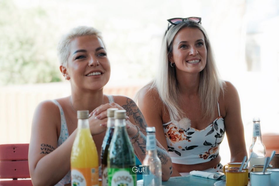 Jessica (26, l.) und Kim (30) sind sich inzwischen unsicher und offen für beide Bachelors.