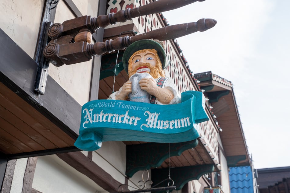 Für das "Nutcracker Museum" wirbt ein hölzerner Bayer mit Humpen.