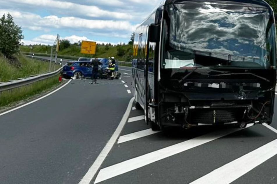 Auto und Bus kollidieren: Mann bei Crash auf B299 schwer verletzt