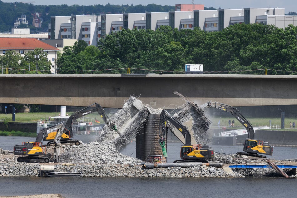 Während die alte Carolabrücke abgerissen wird, sind sich Lokalpolitiker über Gestaltungsfragen für die neue Brücke uneins.