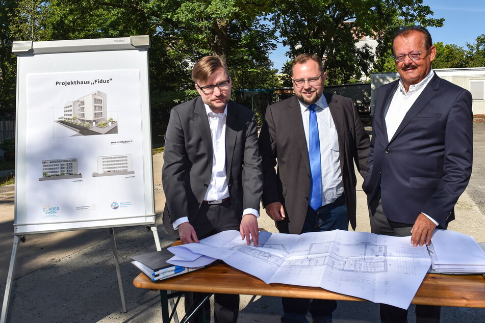 Prof. Michael Albrecht (Medizinischer Vorstand der Uniklinik), Vereinsvorsitzender Andreas Führlich und Architekt Kai Hölzig (v.r.) hoffen auf einen Baustart im Herbst.