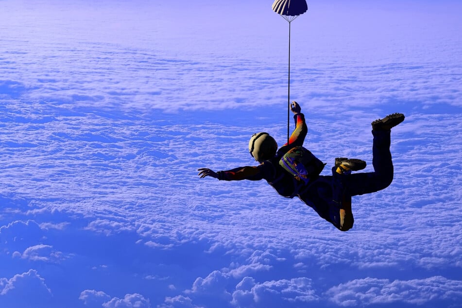 Die 35-jährige Holly Wiffen aus England ist eine erfahrene Skydiverin mit über 420 Fallschirmsprüngen. Ihr letzter Flug wäre aber beinahe schiefgegangen. (Symbolfoto)