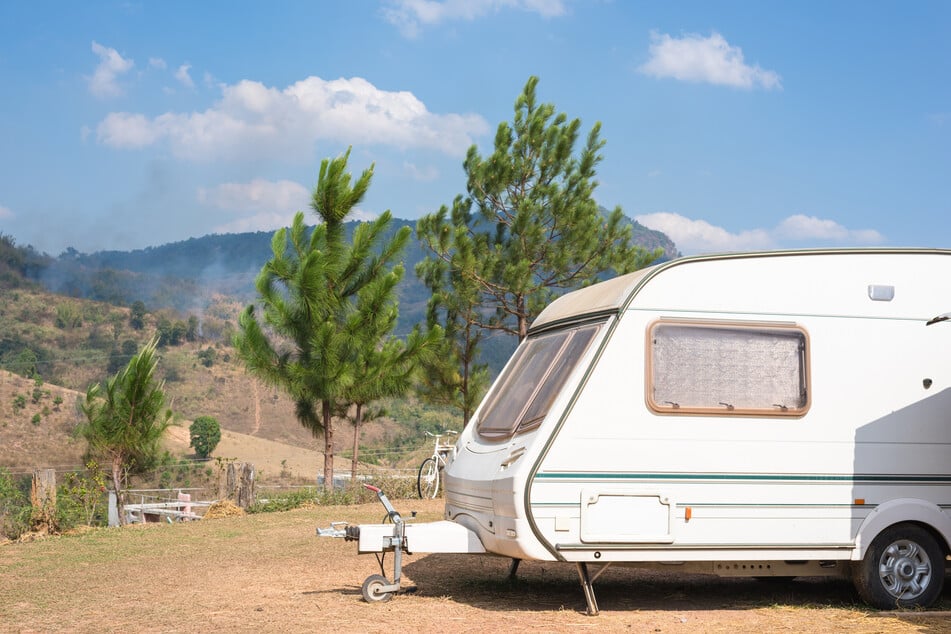 Nicht weit vom Dynamitlager entfernt fanden die Ermittler im Wohnwagen die nächsten Beweise. (Symbolbild)