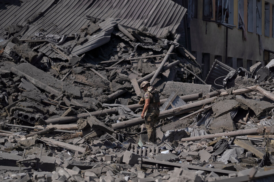 Ein ukrainischer Soldat steht in den Trümmern einer Schule in der Region Donezk, die bei einem russischen Angriff zerstört wurde.