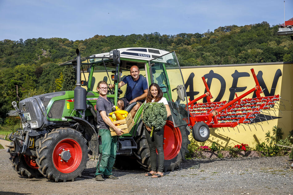 Obstbauer Robert Rüdiger (37, Mitte), Florian Lassig (24) und Greta Heitsch (27) vom Lieferservice "Kost Post" laden zum Erntedankfest ein.