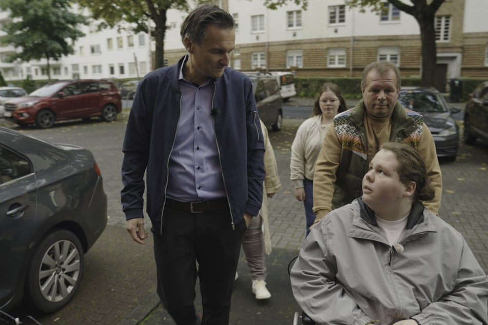 Jetzt kann sich Theo (15. r.) zumindest mit dem Rollstuhl fortbewegen.