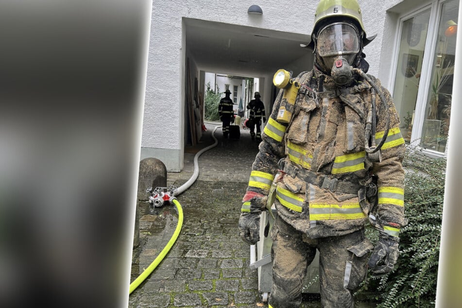 Die Feuerwehrleute sahen nach dem Einsatz aus wie panierte Schnitzel.