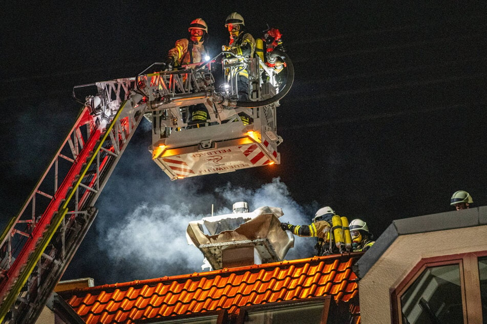 Zur Brandbekämpfung in der Abluftanlage musste das Mauerwerk an mehreren Stellen geöffnet werden.